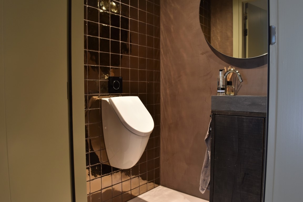 stijlvolle gerenoveerde woonboerderij woudenberg steenbergen tegels toilet ontwerp tegels vloertegels